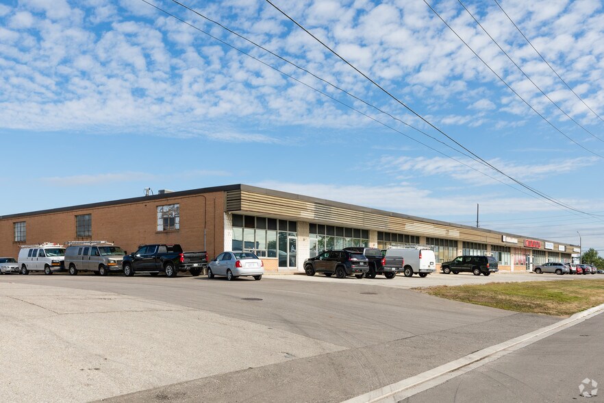 More Photos Of 2390 Cawthra Rd, Mississauga Showroom For Lease