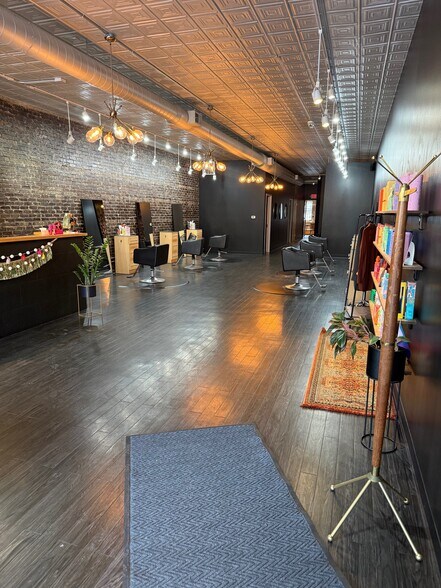More Photos Of 2209 E State St, Rockford General Retail For Lease