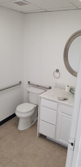 More Photos Of 10551 Goodnight Ln, Dallas Manufacturing For Lease