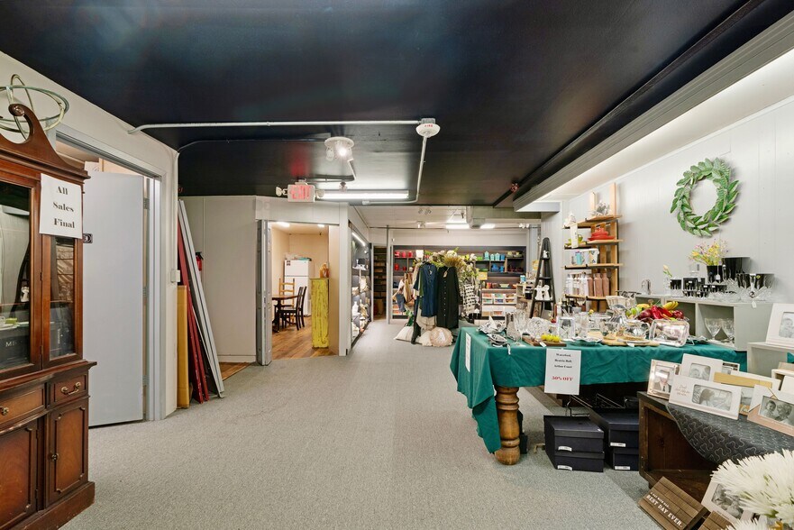 More Photos Of 20 North Plz, Paris General Retail For Sale