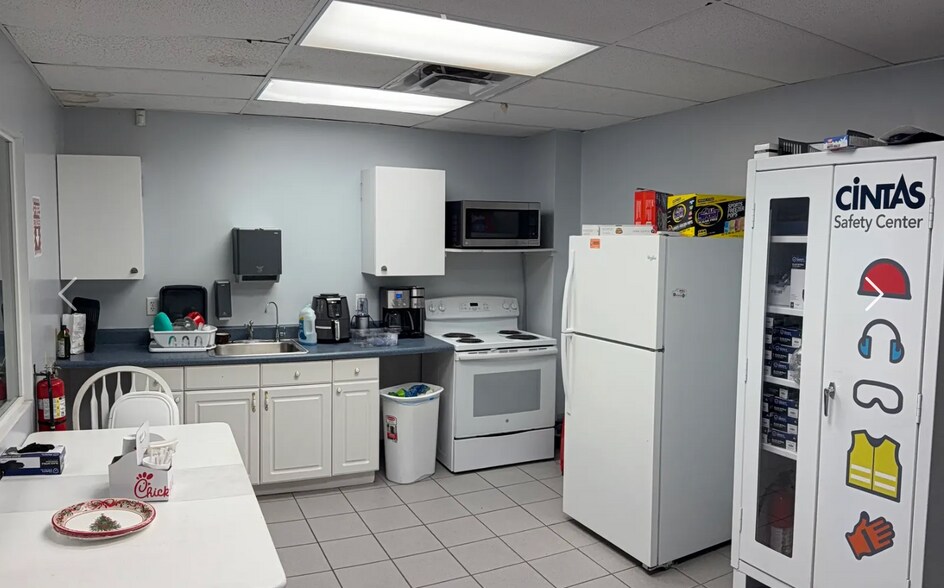 More Photos Of 290 Paint St, Rockledge Industrial For Lease