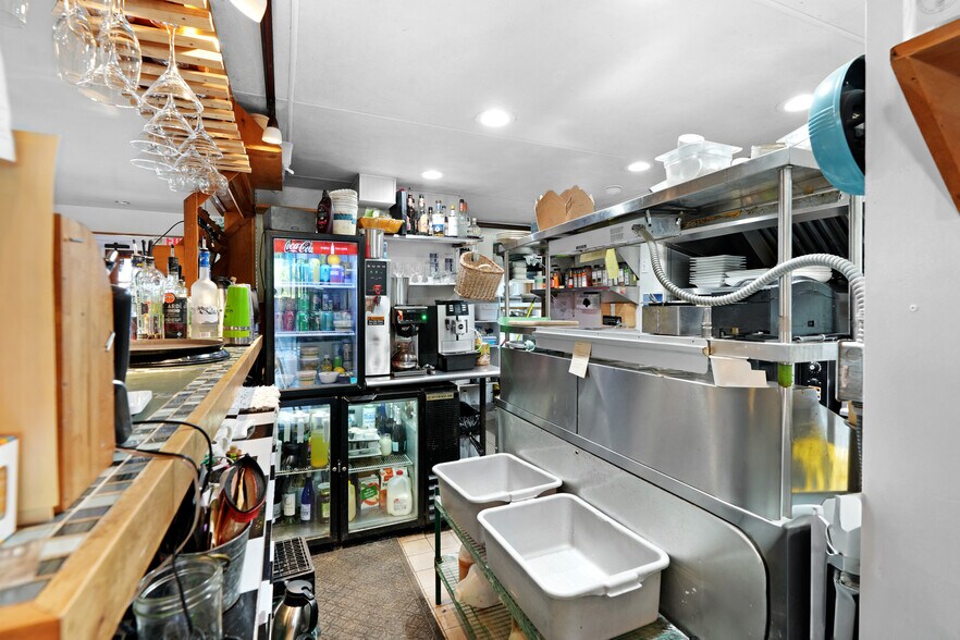 More Photos Of 218 Upper Main St, Edgartown Flex For Sale