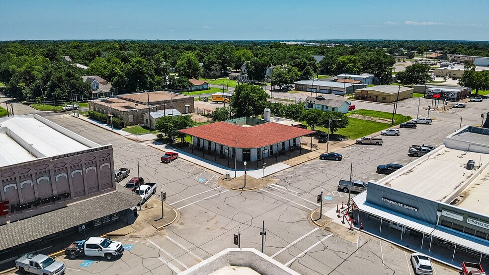 More Photos Of 302 S Magnolia St, Hearne Restaurant For Sale