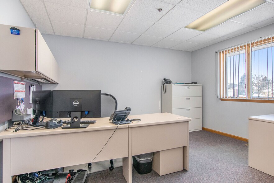 More Photos Of 3050 Commerce Dr, Fort Gratiot Office For Sale