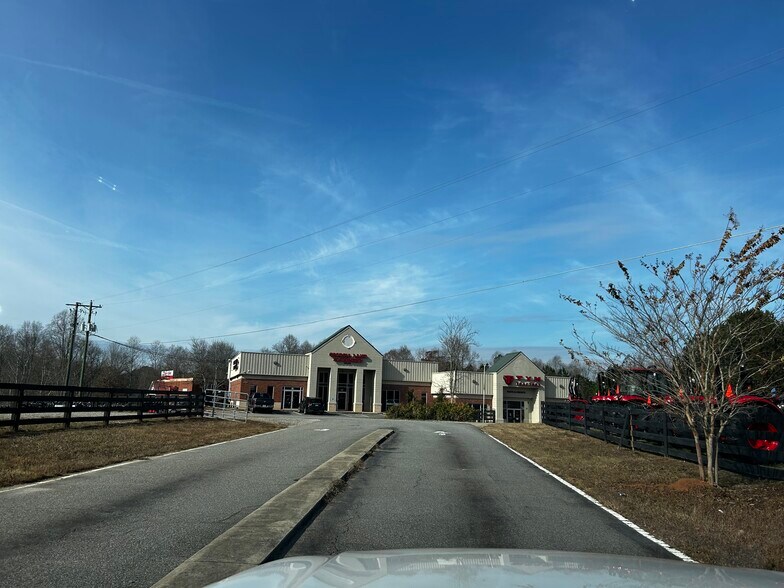 More Photos Of 5695 Hwy 400, Cumming Freestanding For Sale