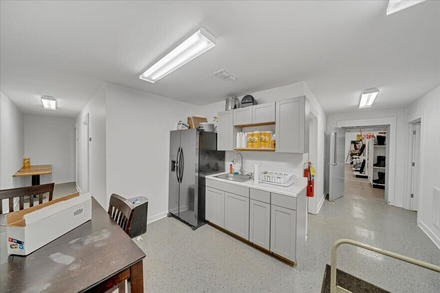 More Photos Of 1600 E Oglethorpe Blvd, Albany Freestanding For Sale