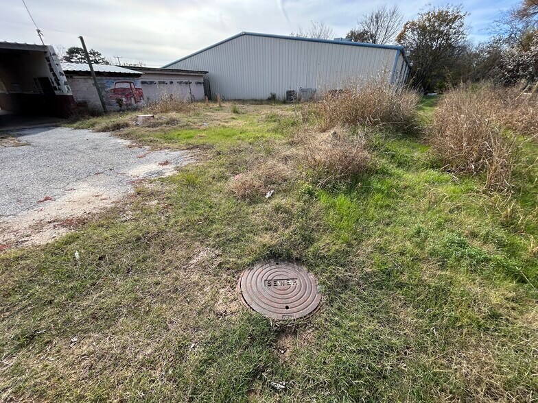 More Photos Of 6421 State Highway 31 E, Murchison Storefront For Sale