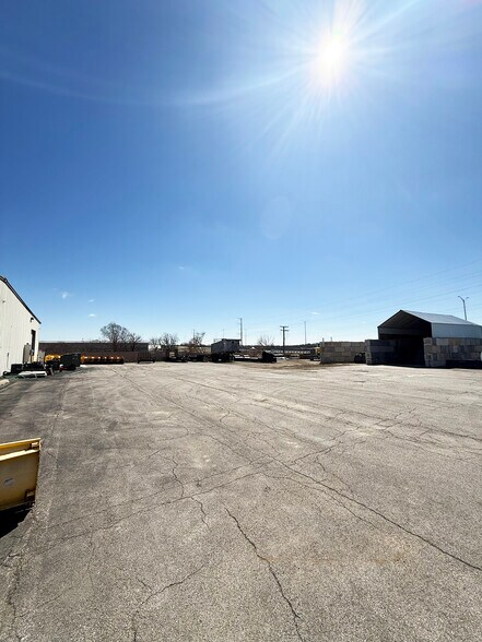 More Photos Of 128 Industrial Dr, Gilberts Warehouse For Lease