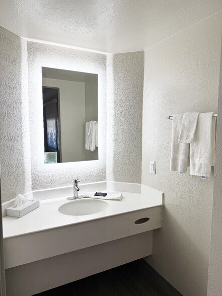 More Photos Of 11033 W Gateway Blvd, El Paso Hotel For Sale