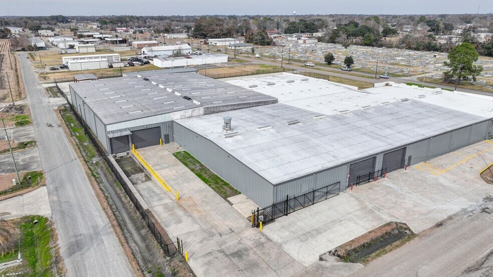 More Photos Of 403 W Admiral Doyle Dr, New Iberia Distribution For Sale