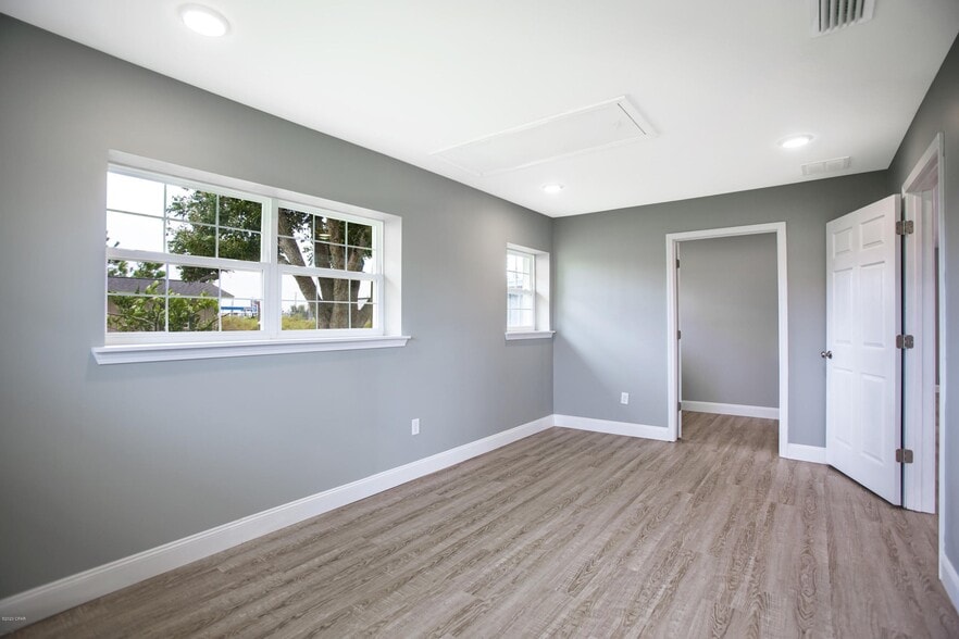 More Photos Of 5618 Lilly St, Panama City Office For Lease