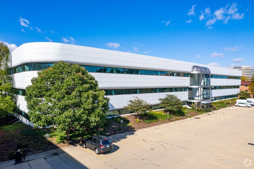 More Photos Of 5440 N Cumberland Ave, Chicago Office For Lease
