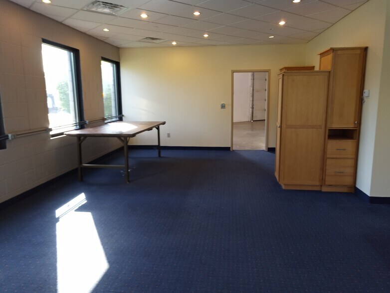 More Photos Of 12510 Fletcher Ln, Rogers Light Manufacturing For Lease