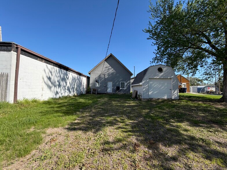 More Photos Of 105 W Vine St, Yutan General Retail For Sale