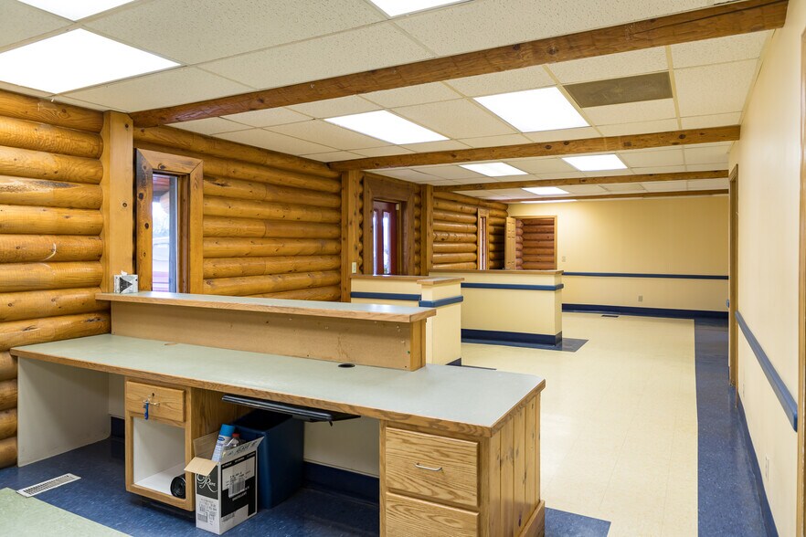 More Photos Of 2502-2514 SW 4th ave, Ontario Veterinarian Kennel For Sale