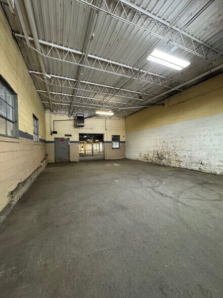 More Photos Of 195 Hudson St, Cornwall-on-Hudson Distribution For Lease