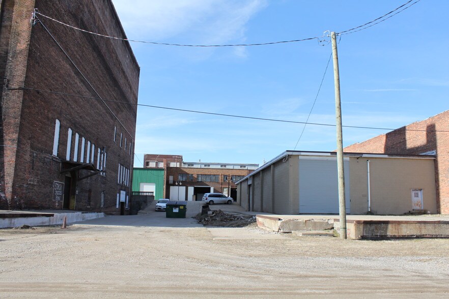 More Photos Of 840 SW Washington St, Peoria Warehouse For Sale