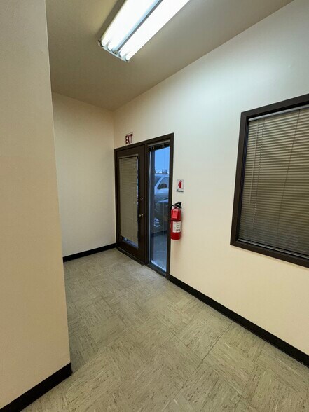 More Photos Of 401 N Willow St, Kenai Light Manufacturing For Lease