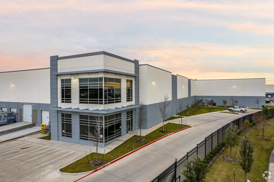 More Photos Of 10900 Goodnight Ln, Dallas Distribution For Lease