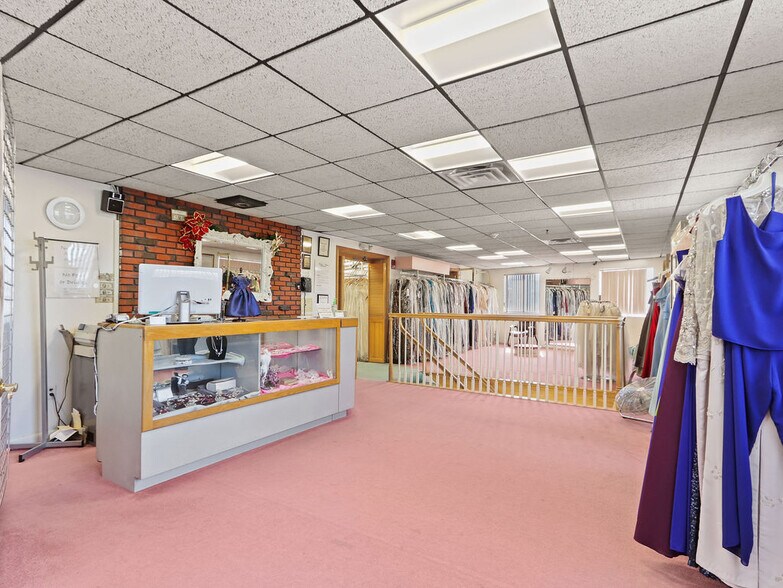 More Photos Of 205 Lexington St, Waltham General Retail For Lease