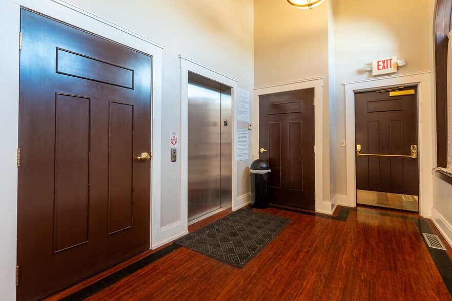 More Photos Of 1329 Walnut St, Murphysboro Office For Sale