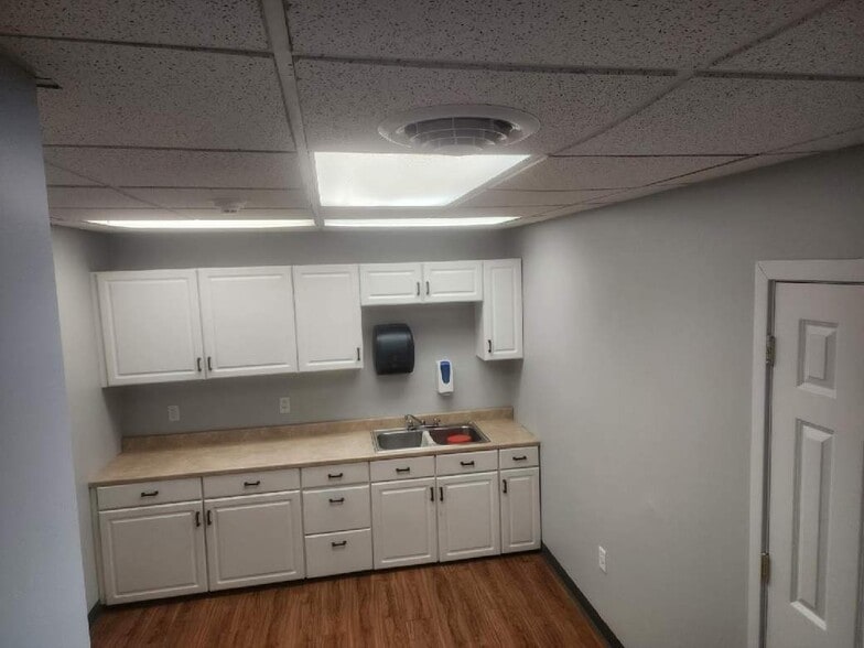 More Photos Of 4305 N 6th St, Harrisburg Showroom For Lease