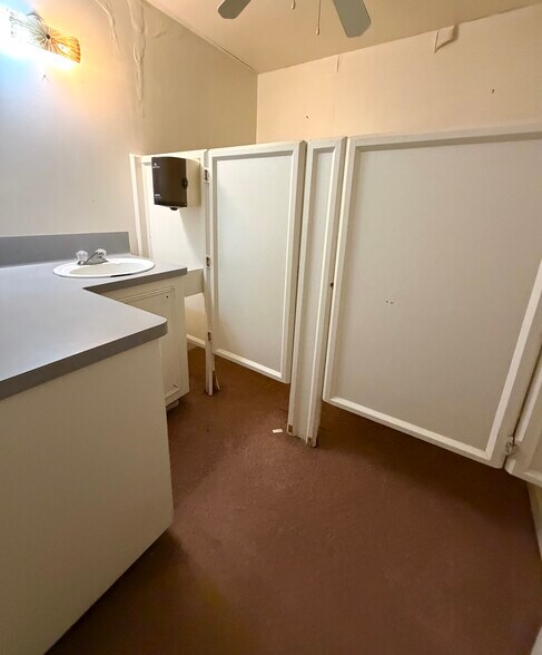 More Photos Of 108 Main st, Trinity Storefront For Sale