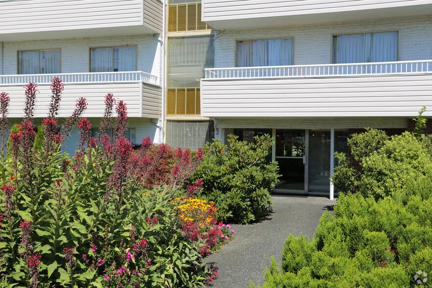 More Photos Of 1670 Fort St, Victoria Apartments For Sale