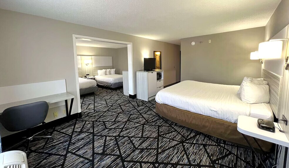 More Photos Of 2002 W War Memorial Dr, Peoria Hotel For Sale