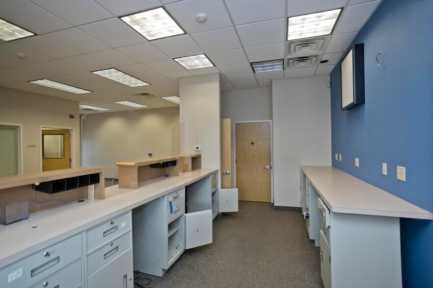 More Photos Of 422 Main St, Easthampton Freestanding For Lease