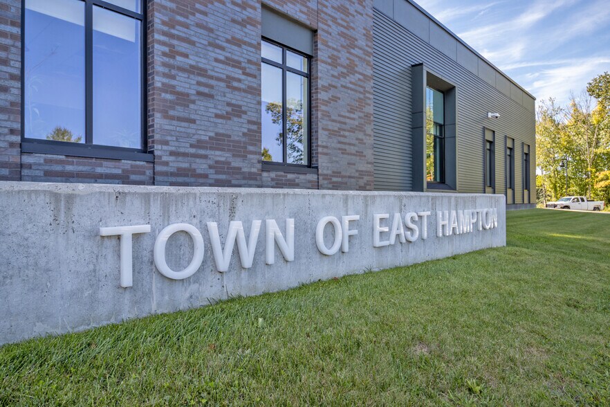 More Photos Of 11 Edgewater Cir, East Hampton Office For Lease