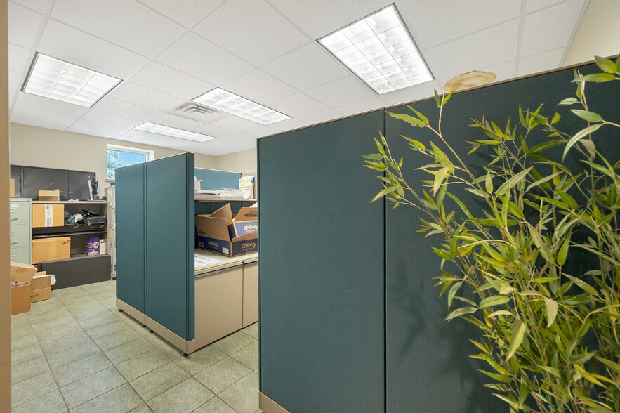 More Photos Of 1725 Suburban Dr, De Pere Manufacturing For Sale