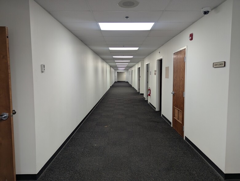 More Photos Of 6262 Cochran Rd, Solon Flex For Sale