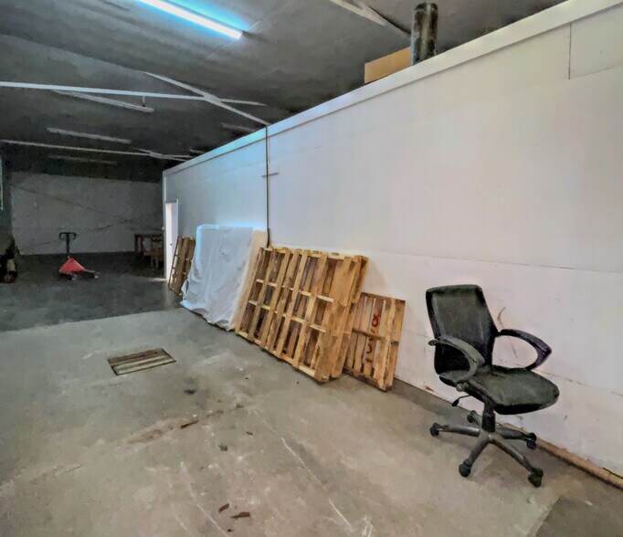 More Photos Of 1802 Vandiver Dr, Columbia Warehouse For Lease