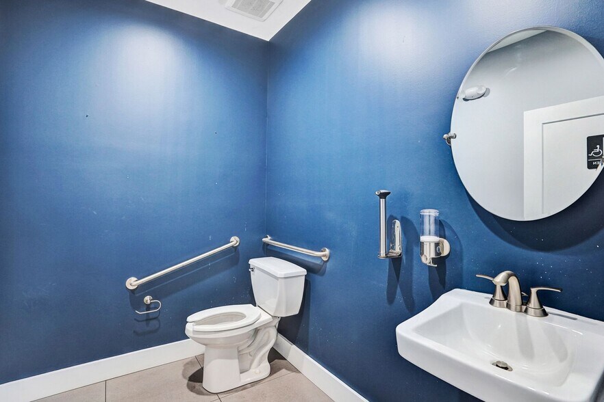 More Photos Of 2521 NE 4th Ave, Pompano Beach Flex For Lease