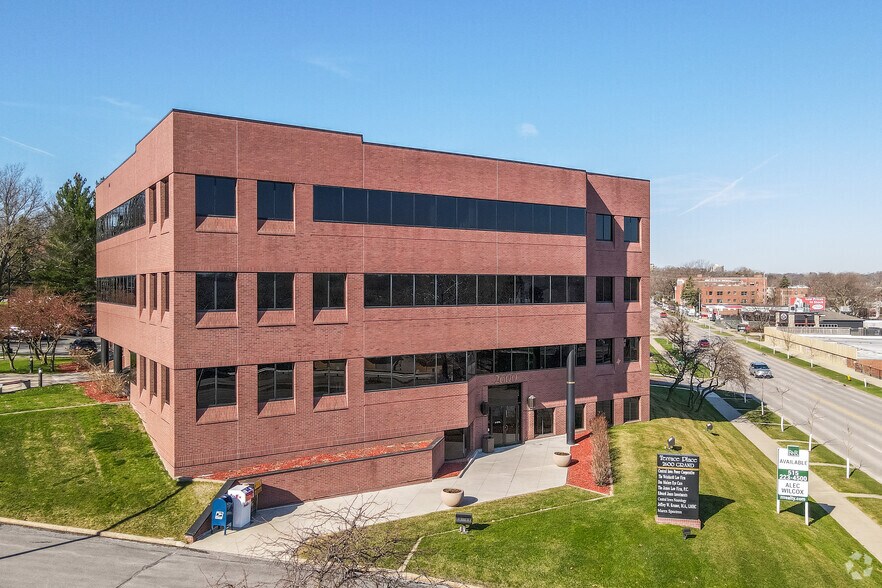 More Photos Of 2600 Grand Ave, Des Moines Office For Lease