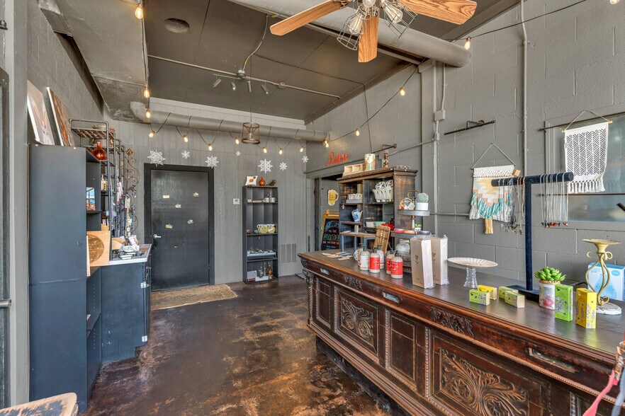 More Photos Of 601 Arizona Ave, Holton General Retail For Sale