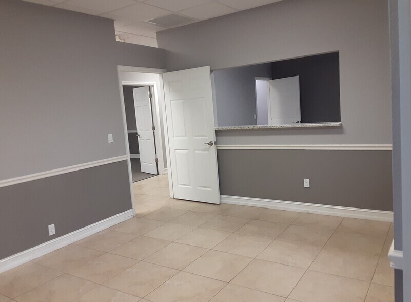 More Photos Of 4975-4977 Royal Gulf Cir, Fort Myers Medical For Lease