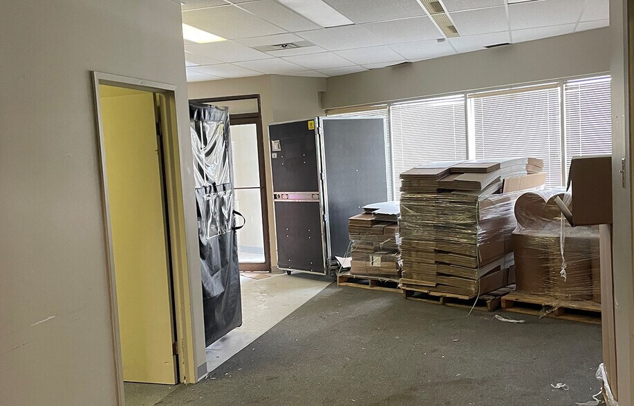 More Photos Of 174 Wyatt Rd, Winnipeg Industrial For Lease