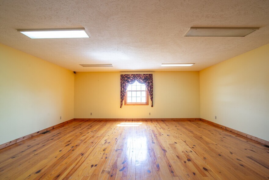 More Photos Of 641 Highland Ave, Vine Grove Freestanding For Sale