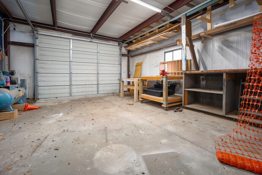 More Photos Of 401 S Ranchwood Blvd, Yukon Flex For Sale