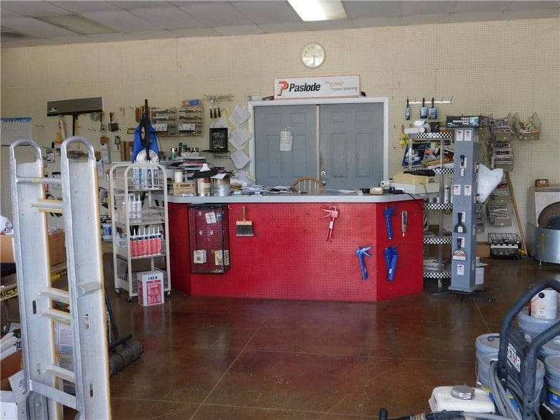 More Photos Of 1301 W Sam Rayburn Dr, Bonham Freestanding For Sale