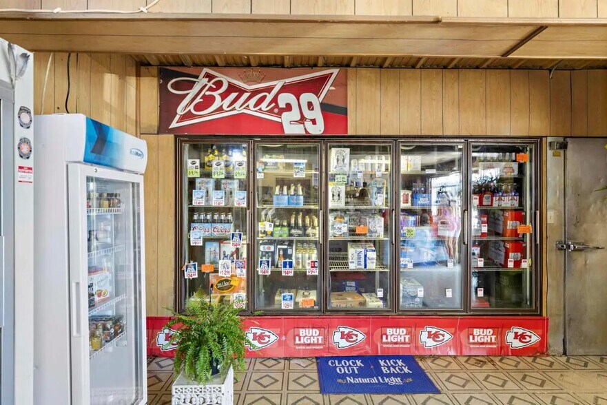 More Photos Of 2106 E 4th Ave, Hutchinson Storefront For Sale