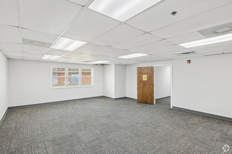More Photos Of 190 N Evergreen Ave, Woodbury Office For Sale