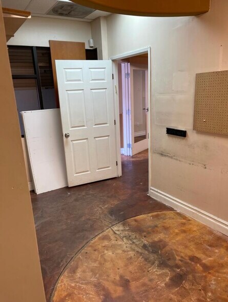 More Photos Of 5938-5940 Laurel Canyon Blvd, North Hollywood Freestanding For Lease