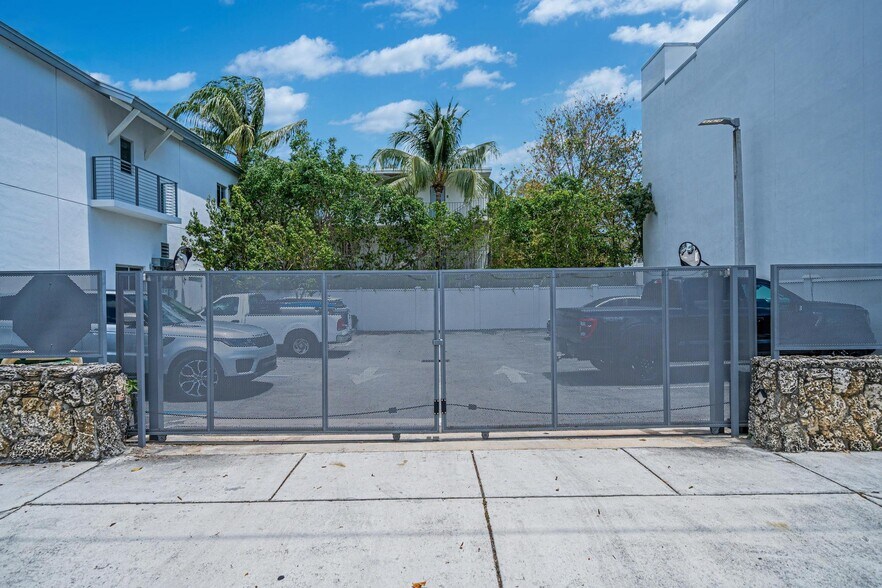 More Photos Of 3305 SW 37th Ave, Miami Office For Sale