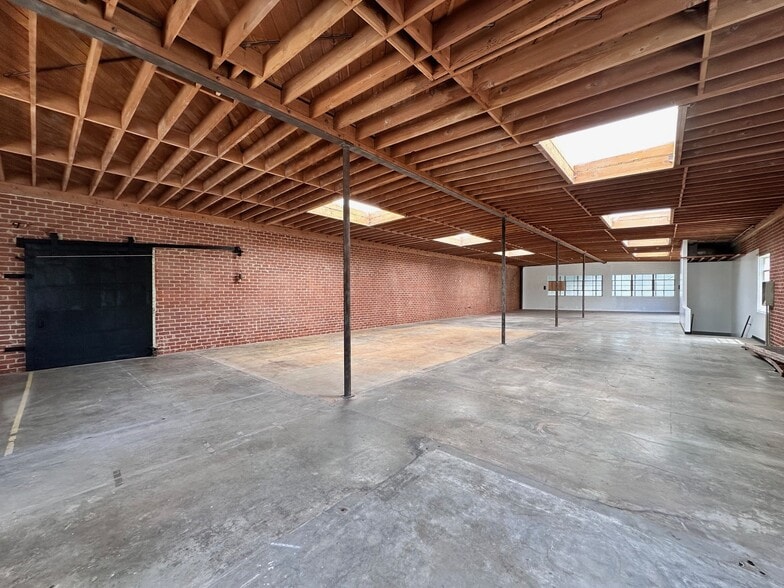 Primary Photo Of 1327 S Olive St, Los Angeles Specialty For Lease