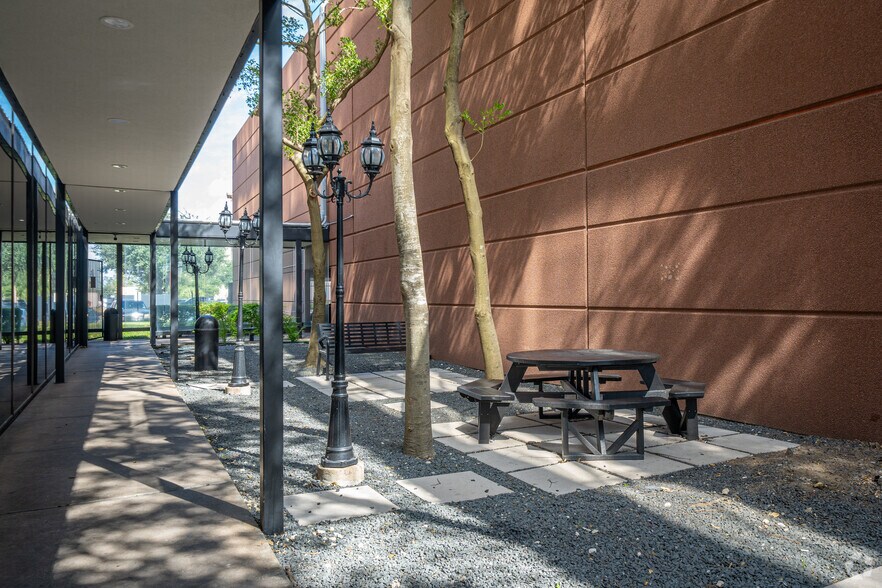 More Photos Of 6671 Southwest Fwy, Houston Office For Lease