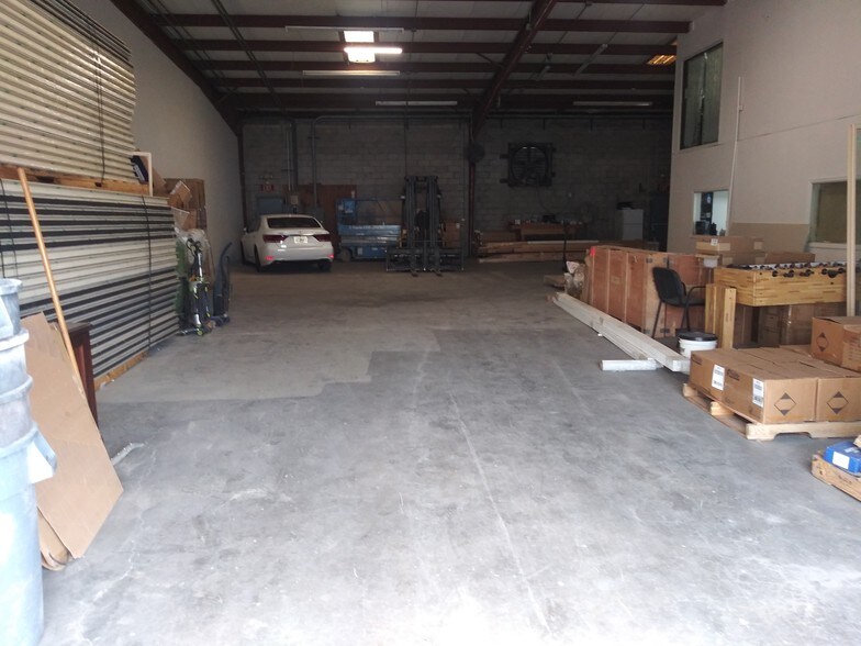 More Photos Of 5017 N Coolidge Dr, Tampa Warehouse For Lease