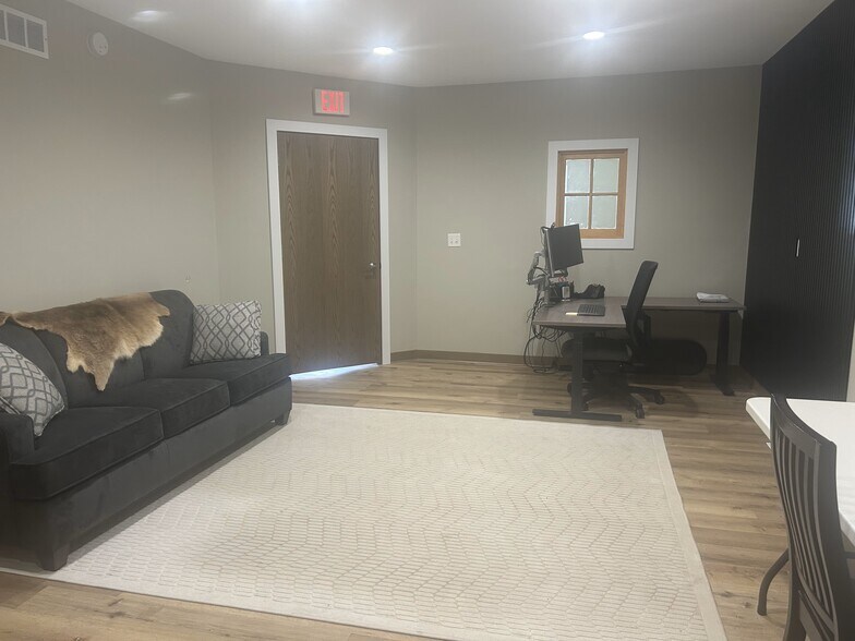 More Photos Of 705 Main St, Ridgeway Freestanding For Lease